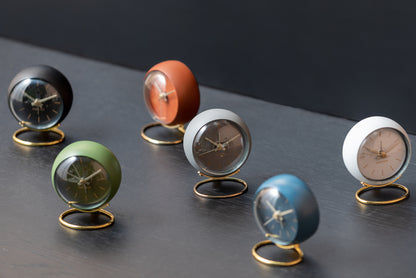 Boule de roulement avec globe coloré, base dorée et cadran analogique