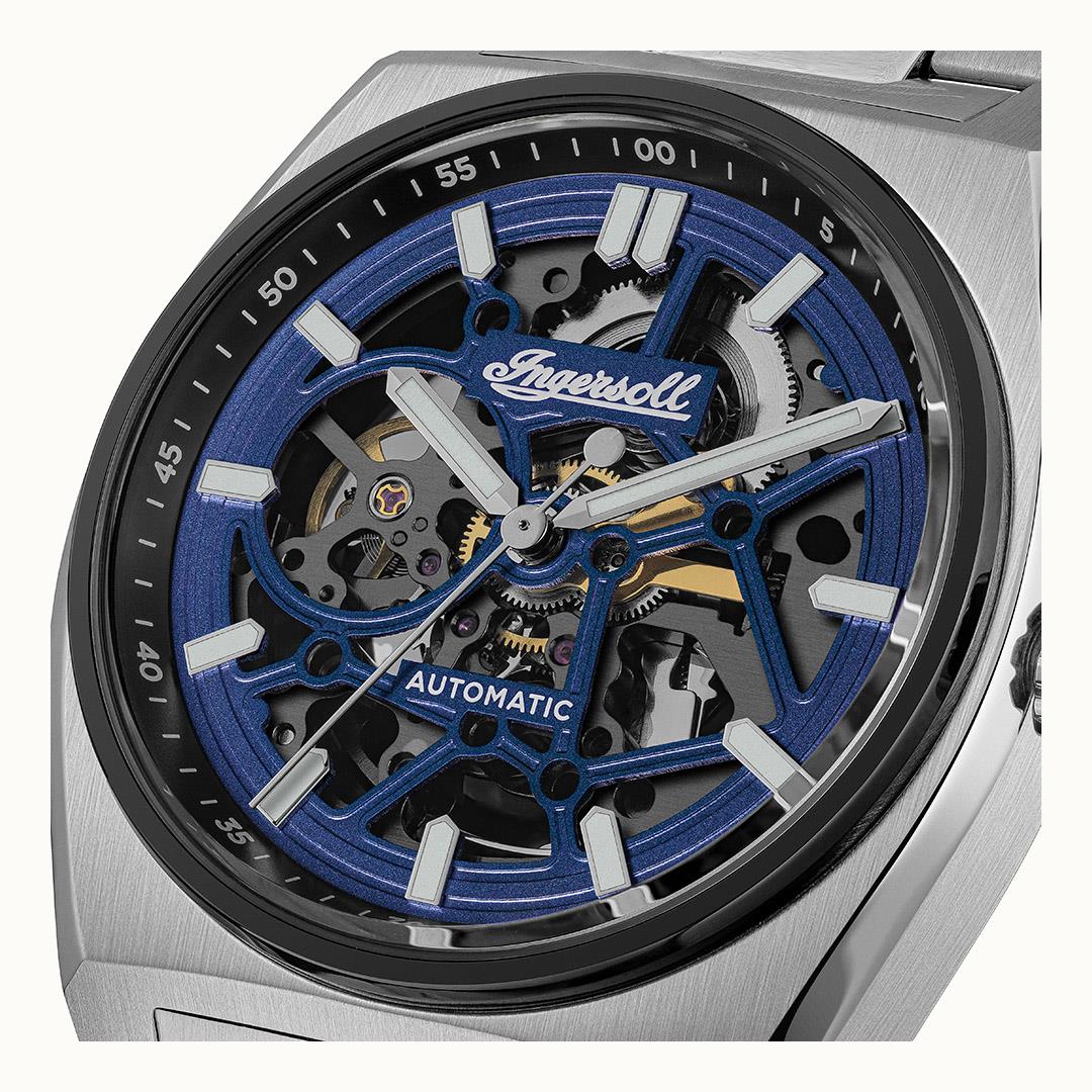 Ansicht der Mechanik: blaue Skelettteile, Ingersoll-Schriftzug im Gehäuse, Edelstahl