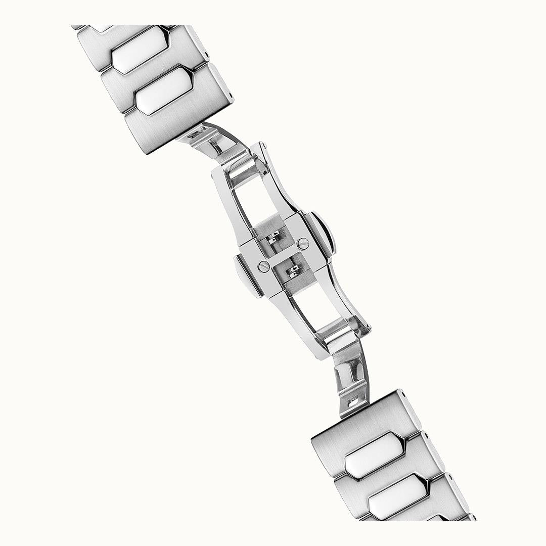 Armband einer Edelstahl-Uhr mit Gliederstruktur und Schließe