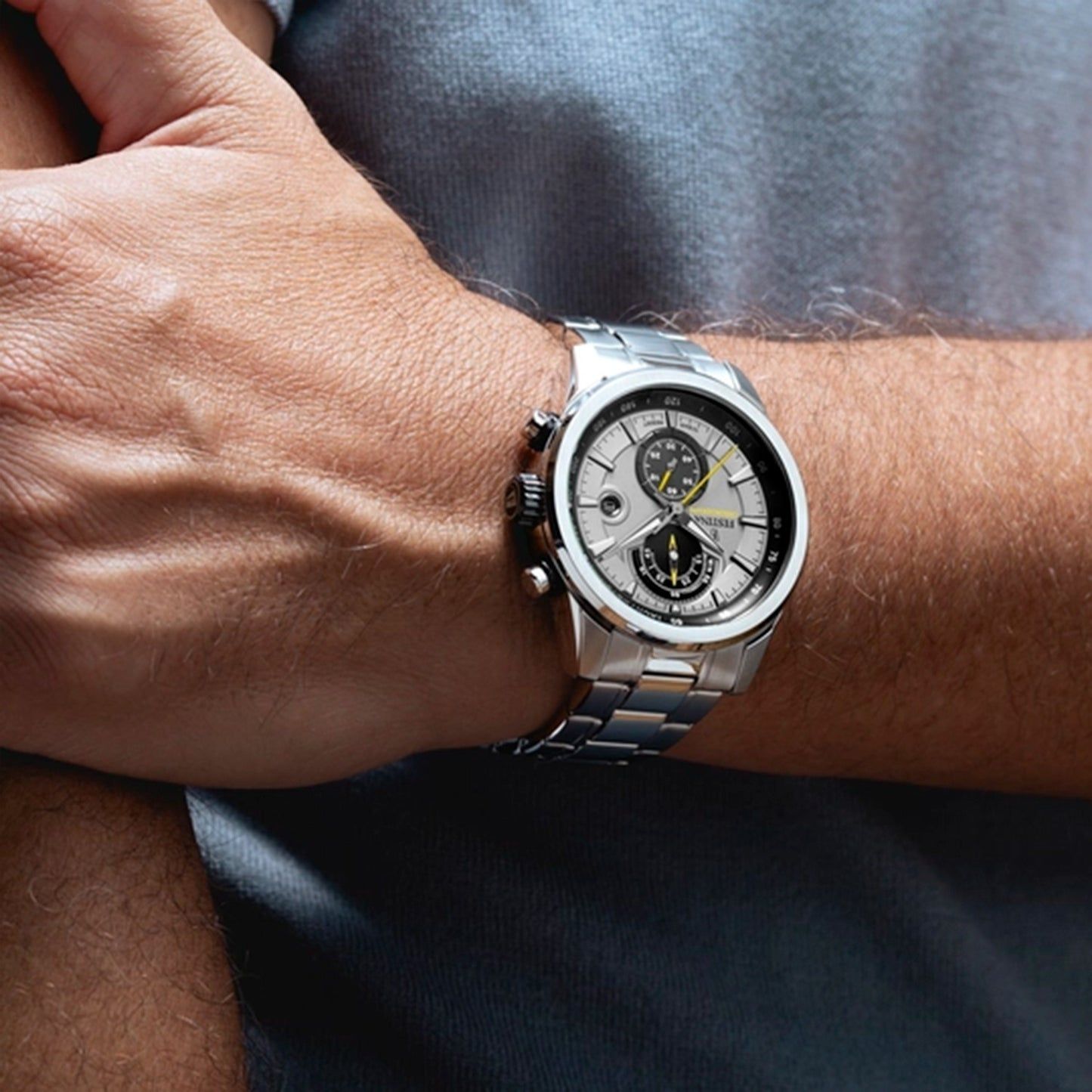 Festina Herren-Chronographuhr mit silbernem Zifferblatt, Edelstahlarmband am Handgelenk