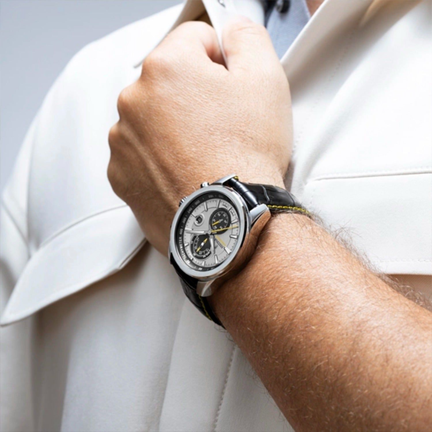 Herren-Chronograph am Handgelenk: schwarzes Lederarmband, Stahlgehäuse, Chronographen-Zifferblatt