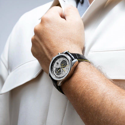 Herren-Chronograph am Handgelenk: schwarzes Lederarmband, Stahlgehäuse, Chronographen-Zifferblatt