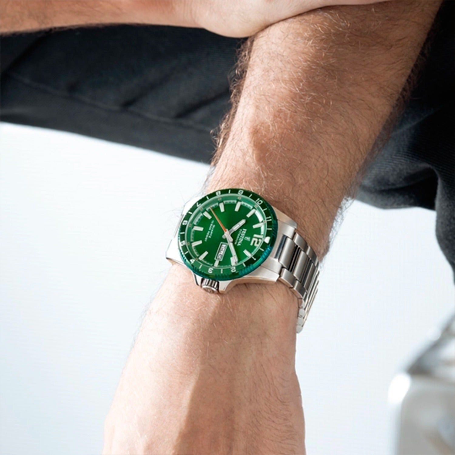 Herrenarmbanduhr am Handgelenk, grünes Zifferblatt, Titanband