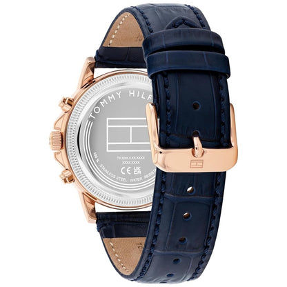 Herrenuhr-Ansicht: blaues Lederarmband, roségoldenes Gehäuse, Rückseite mit Beschriftung