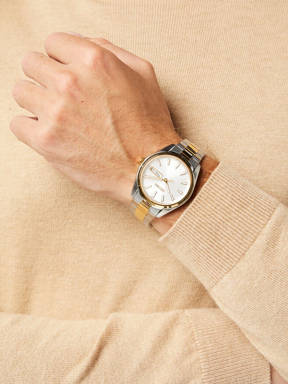 Seiko Herrenuhr am Handgelenk, silbernes Zifferblatt mit goldenen Details