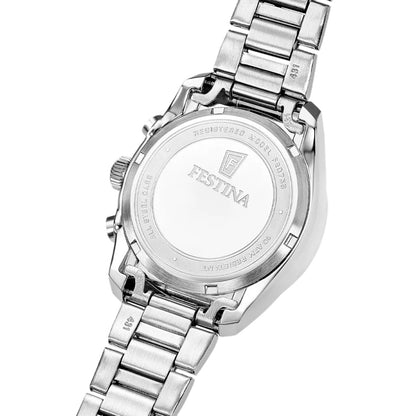Rückseite silberner Chronographen-Armbanduhr mit FESTINA-Prägung und Metallarmband