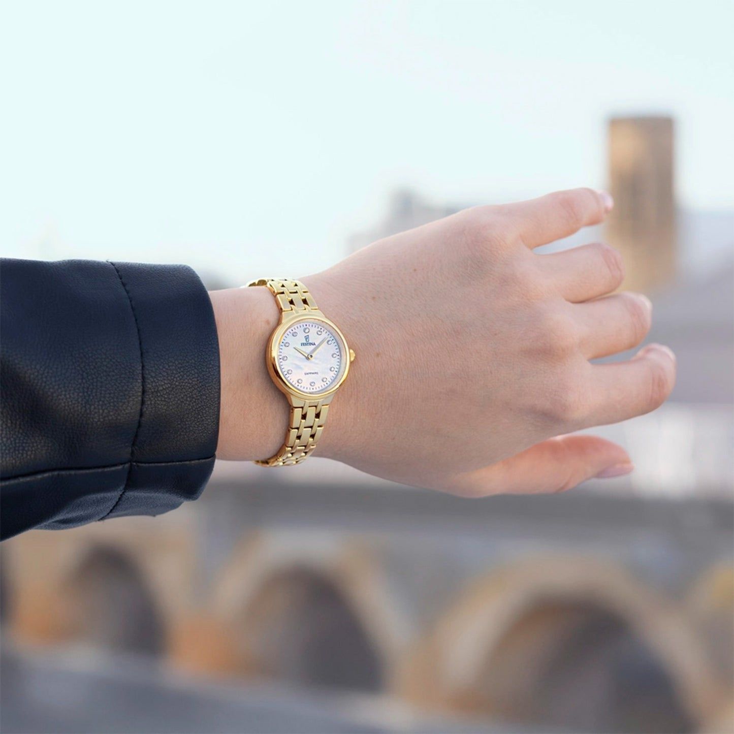Festina Damenuhr am Handgelenk mit Perlmuttzifferblatt und goldfarbenem Edelstahlarmband