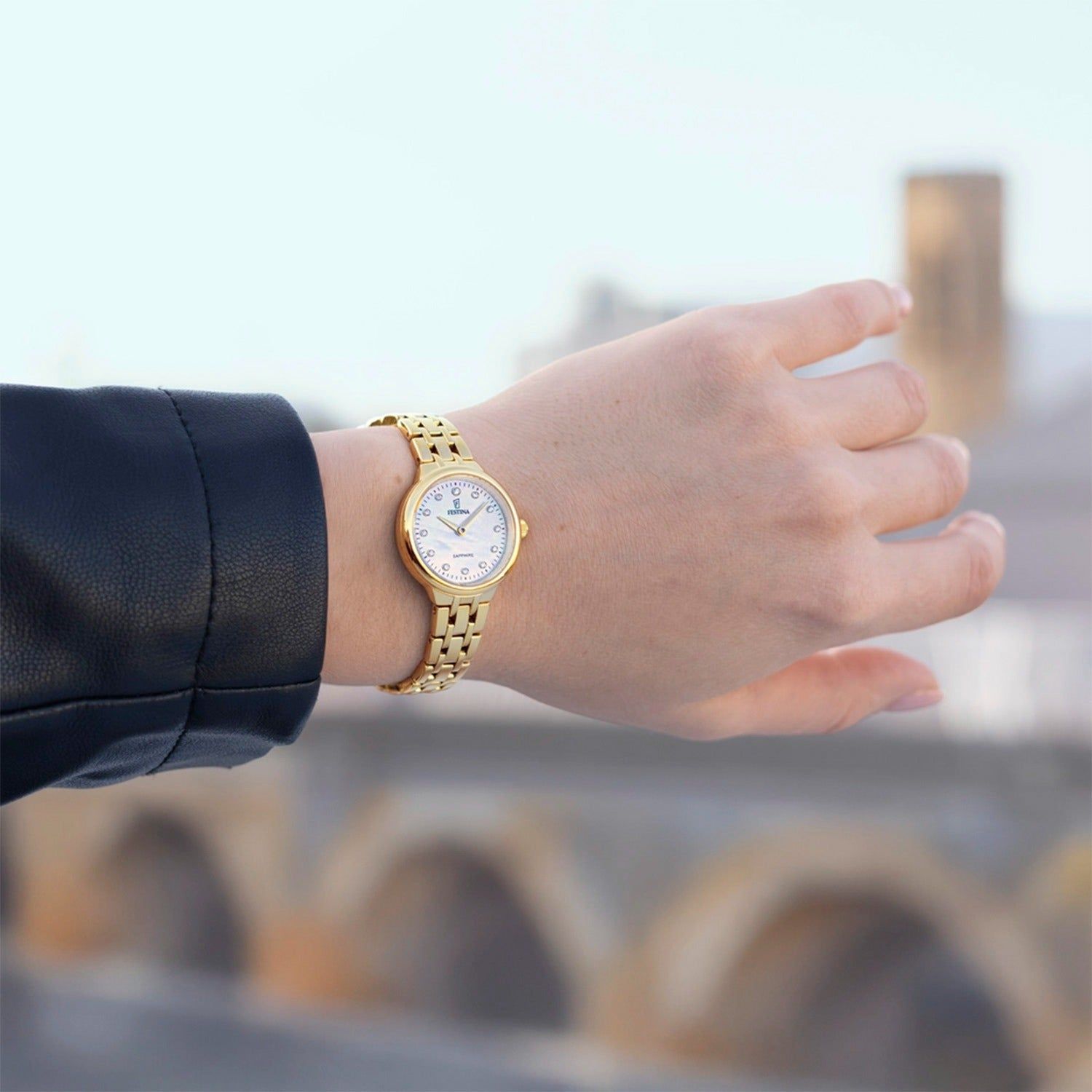 Festina Damenuhr am Handgelenk mit Perlmuttzifferblatt und goldfarbenem Edelstahlarmband