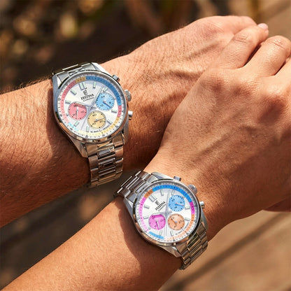 Silberne Chronographen-Armbanduhr am Handgelenk, weißes Zifferblatt mit bunten Zählern