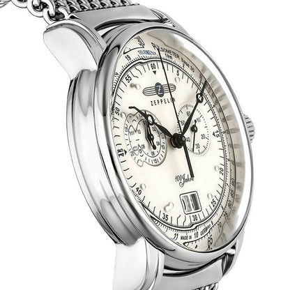 Silberne Herrenarmbanduhr im Detail: weißes Chronographenzifferblatt mit Skala