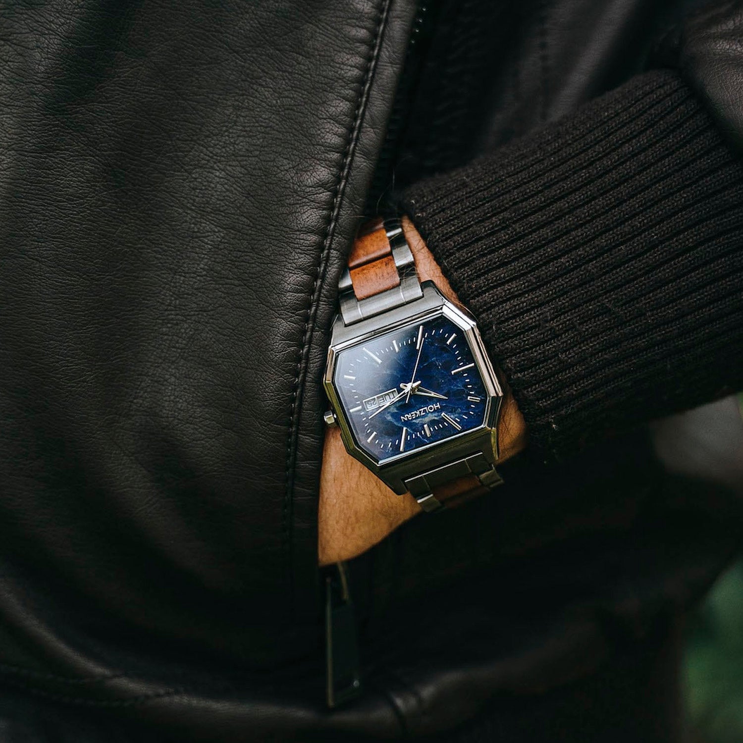 Armbanduhr mit blauem Zifferblatt und Holz-Edelstahlarmband, Seitenansicht