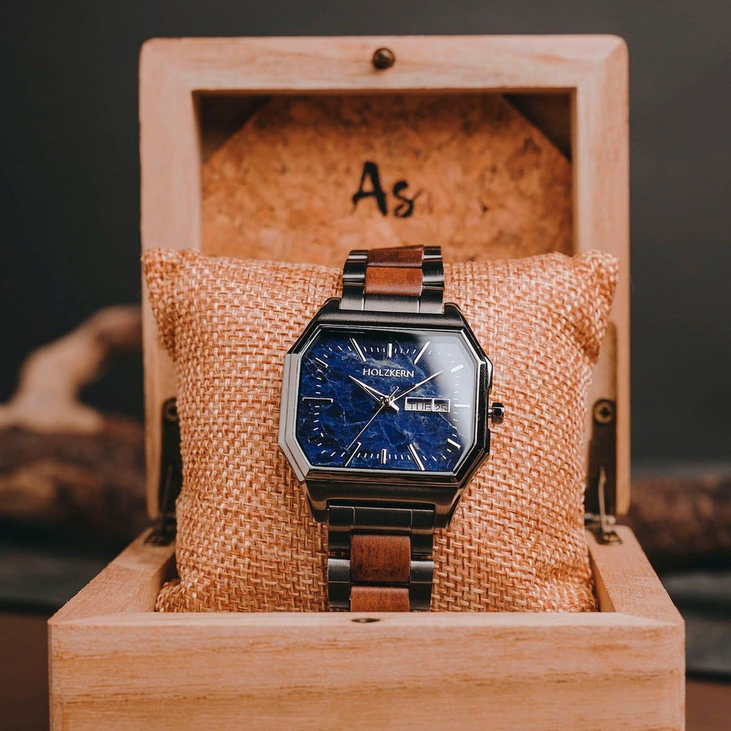 Armbanduhr mit blauem Zifferblatt und Holz-Edelstahlarmband im Präsentationskissen