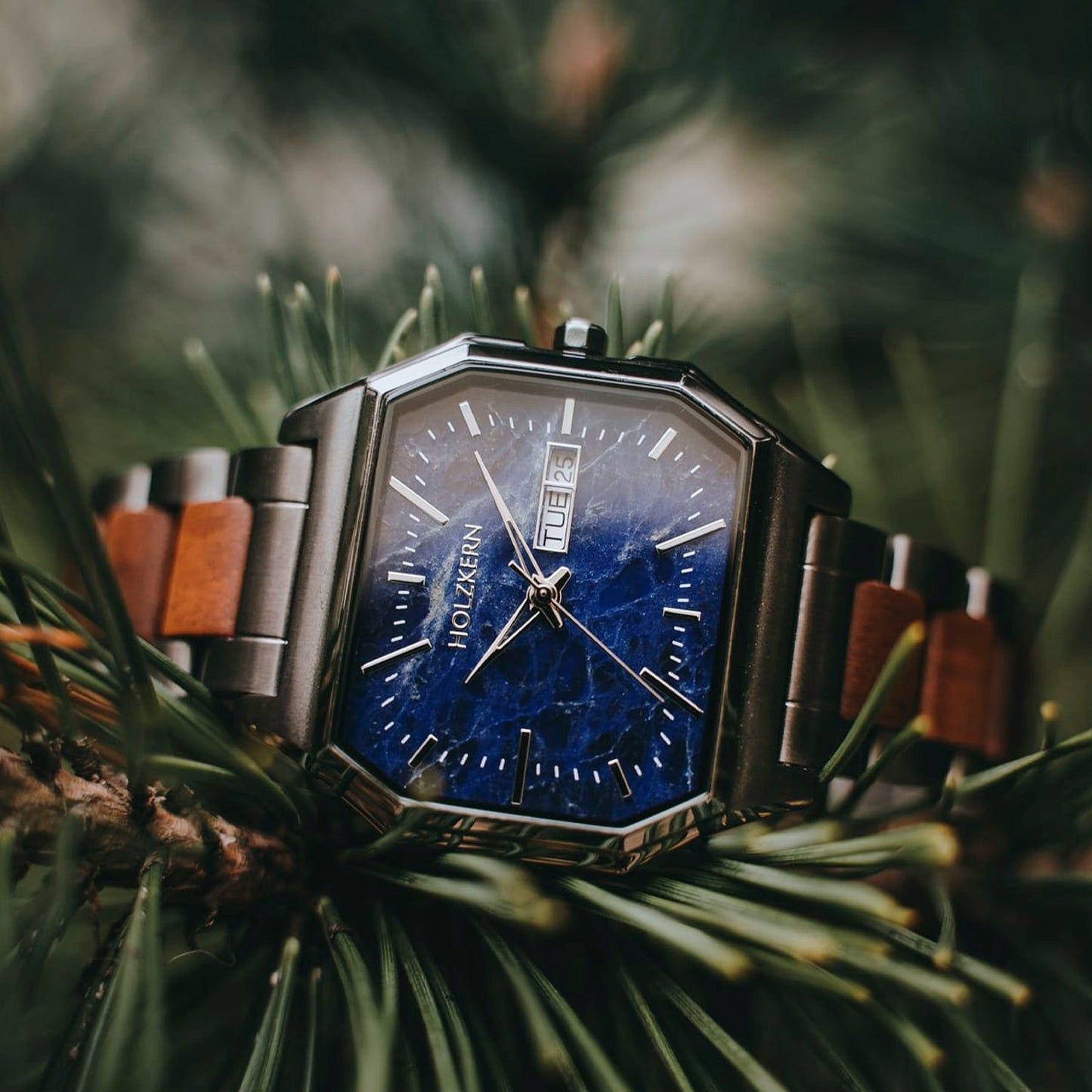 Armbanduhr mit blauem Zifferblatt, Holz-Edelstahlgliederarmband und Quarzwerk