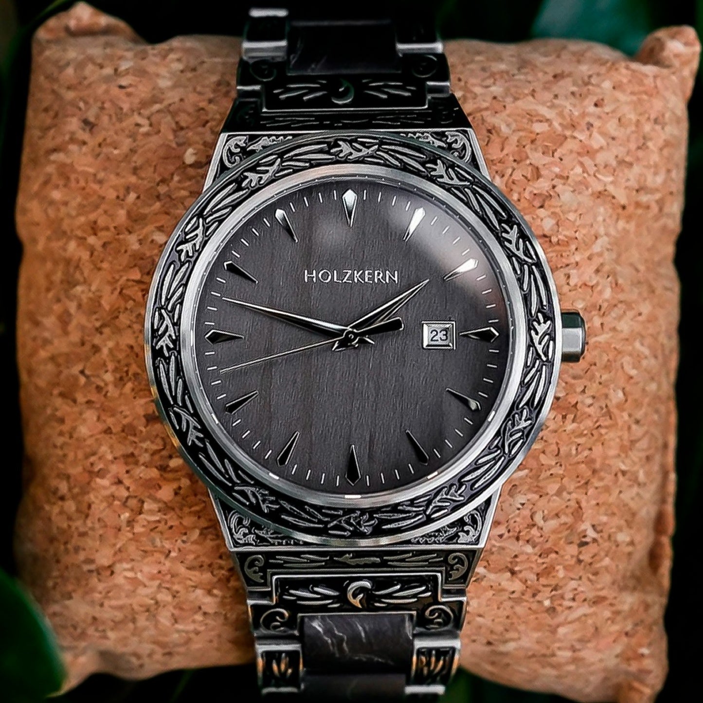 HOLZKERN-Armbanduhr mit dunkelgrauem Zifferblatt, reliefverziertem Gehäuse und Metallarmband