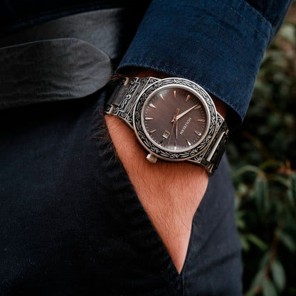 HOLZKERN-Armbanduhr mit dunkelgrauem Zifferblatt, verzierter Lünette und dunklem Armband