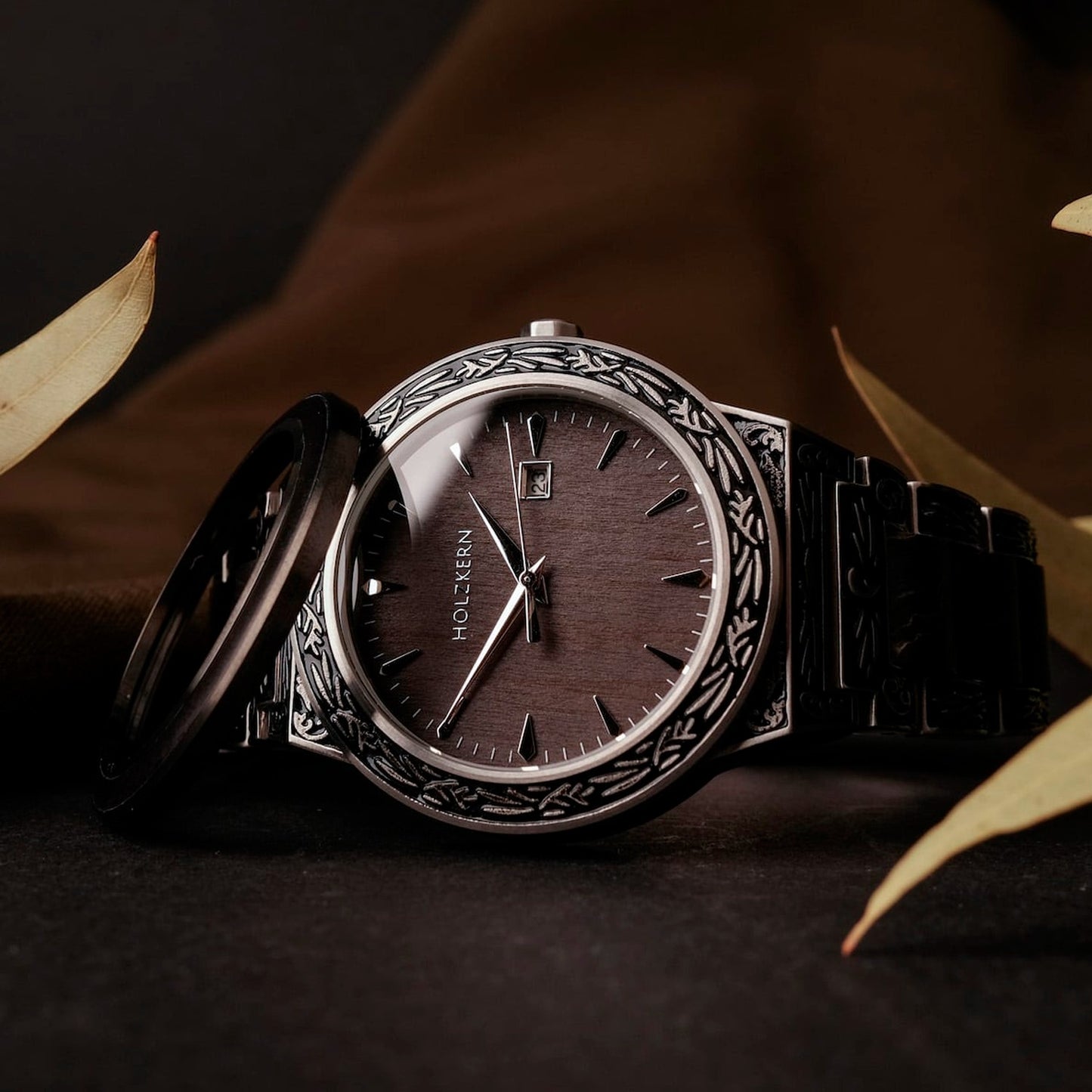 HOLZKERN-Armbanduhr mit dunkelgrauem Zifferblatt, verzierter Einfassung und dunklem Armband