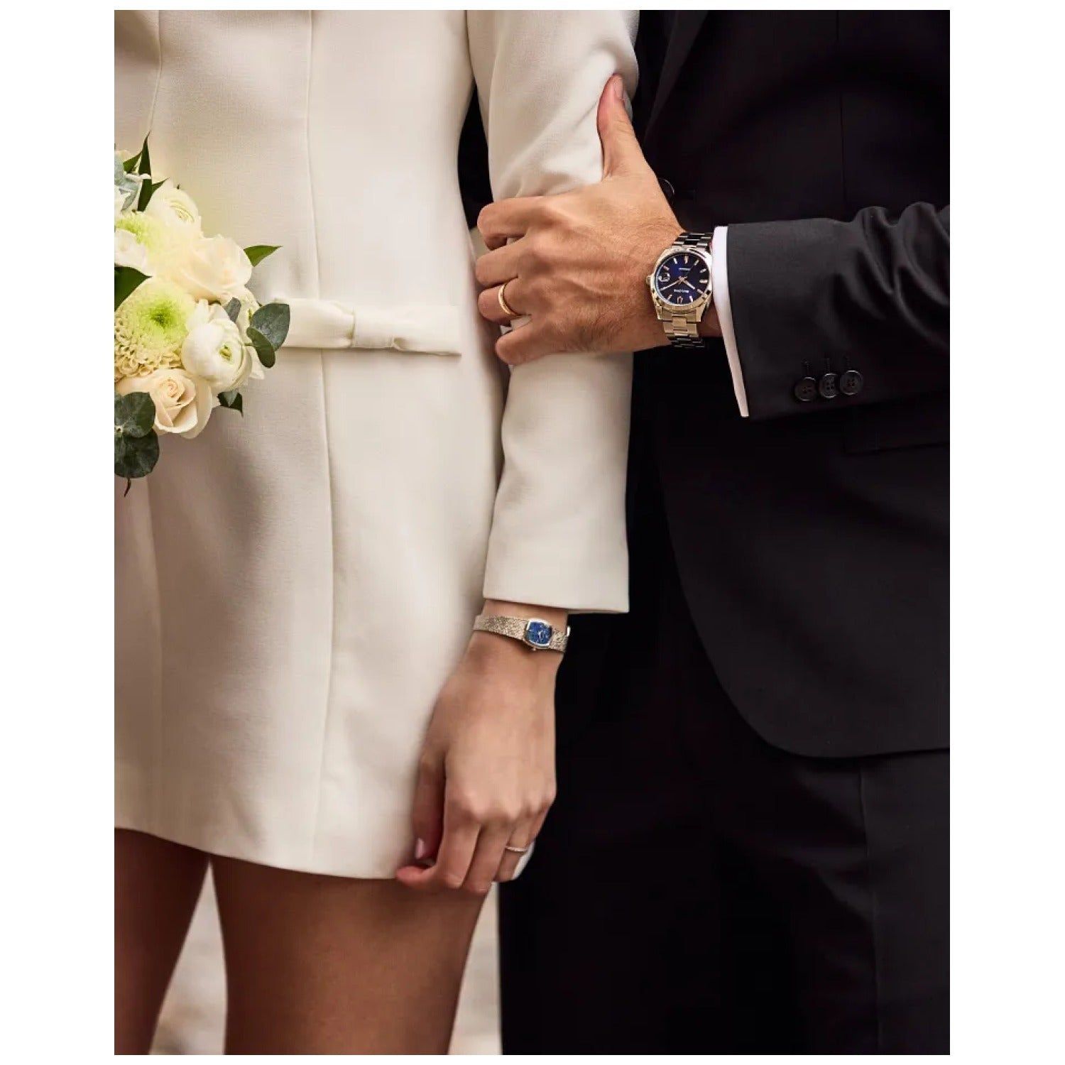 Bulova Herrenarmbanduhr am Handgelenk mit blauem Zifferblatt und silbernem Metallband