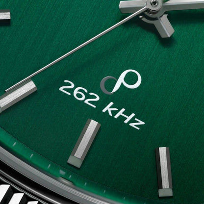 Zifferblatt einer Bulova Uhr: grün, Indexe, 262 kHz Aufdruck und Zeiger