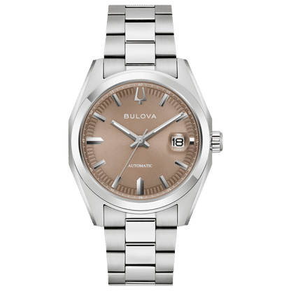 Bulova Herrenuhr mit beigem Zifferblatt, Datumsfenster und silbernem Edelstahlband.