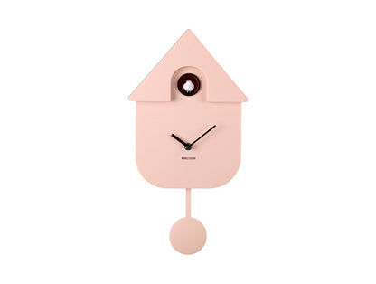 Horloge murale rose au design de maison avec pendule et ouverture pour le mécanisme