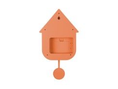 Baksidan av en orange väggklocka i husdesign med upphängning