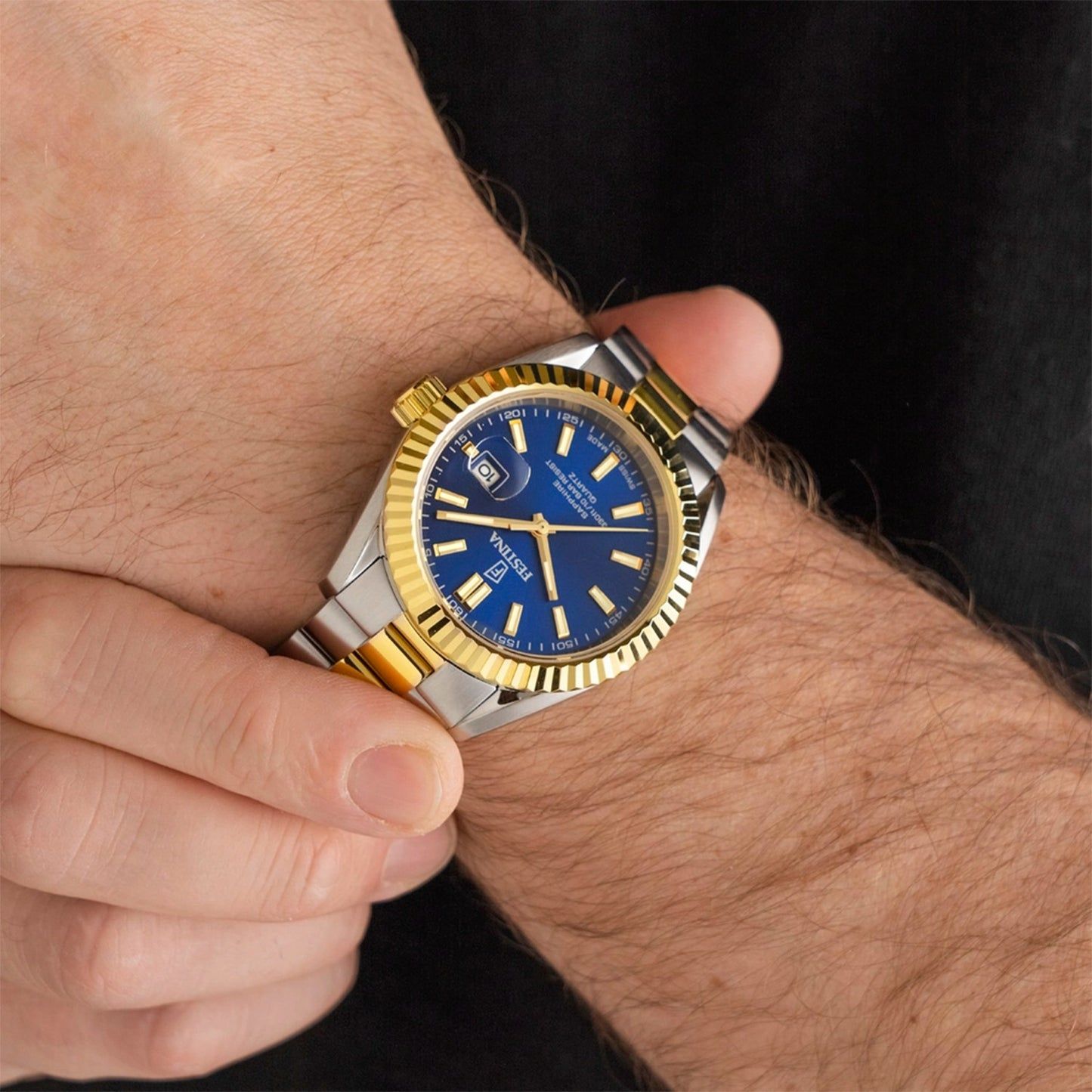 Herrenarmbanduhr mit blauem Zifferblatt und bicolor Edelstahlband am Handgelenk