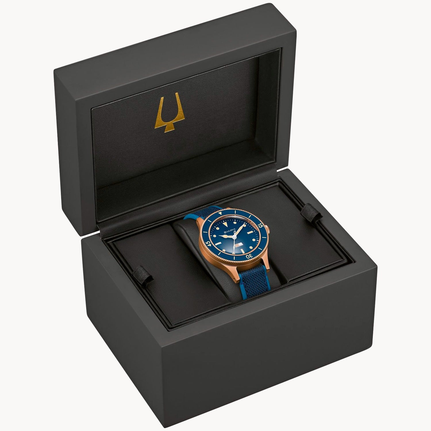 Herrenuhr im geöffneten Etui: blaues Zifferblatt, rosegoldbronzenes Gehäuse und blaues Textilband