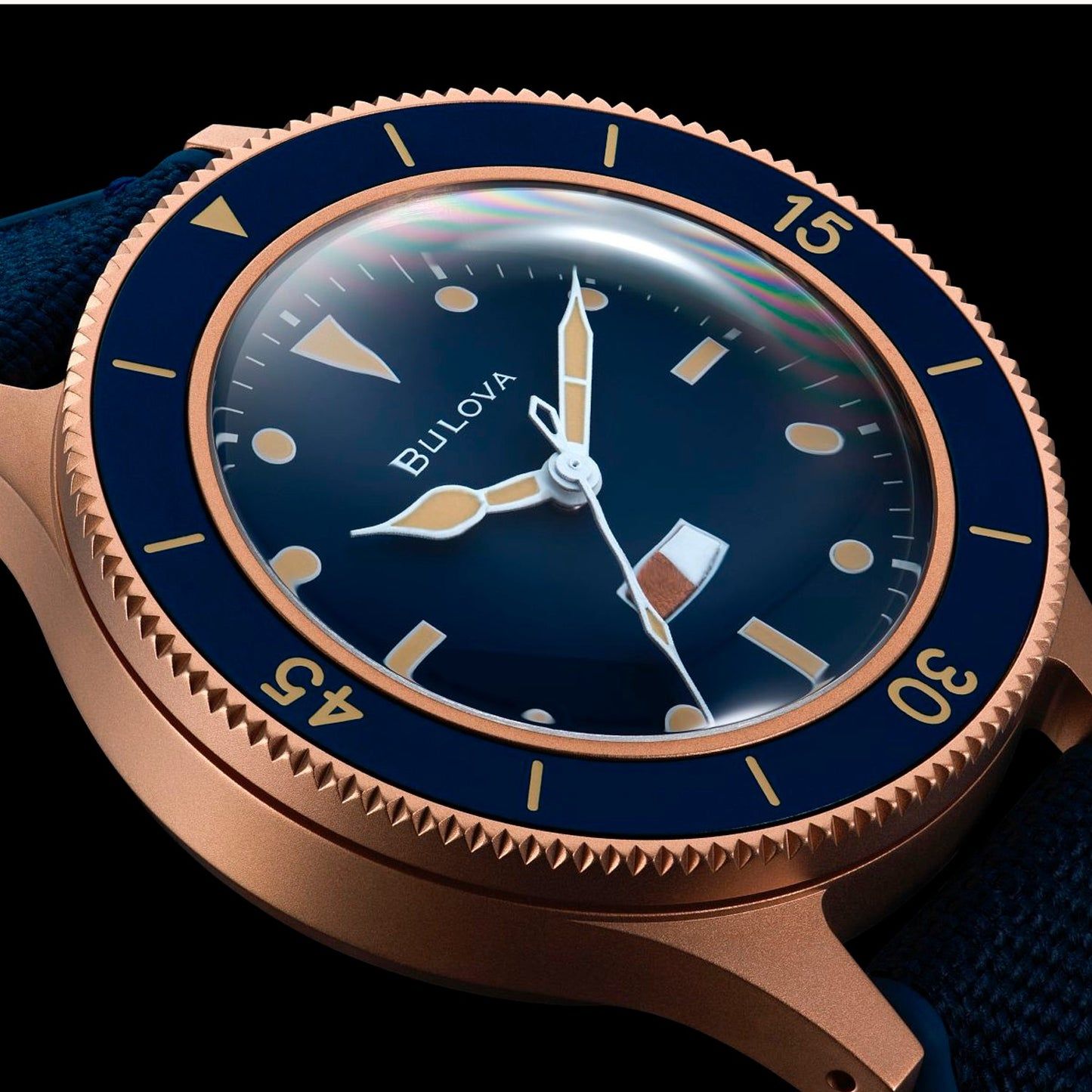 Herrenuhr Nahansicht: blaues Zifferblatt, goldbronzenes Lünette-Randdesign und geformte Zeiger