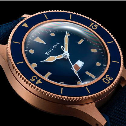 Herrenuhr Nahansicht: blaues Zifferblatt, goldbronzenes Lünette-Randdesign und geformte Zeiger