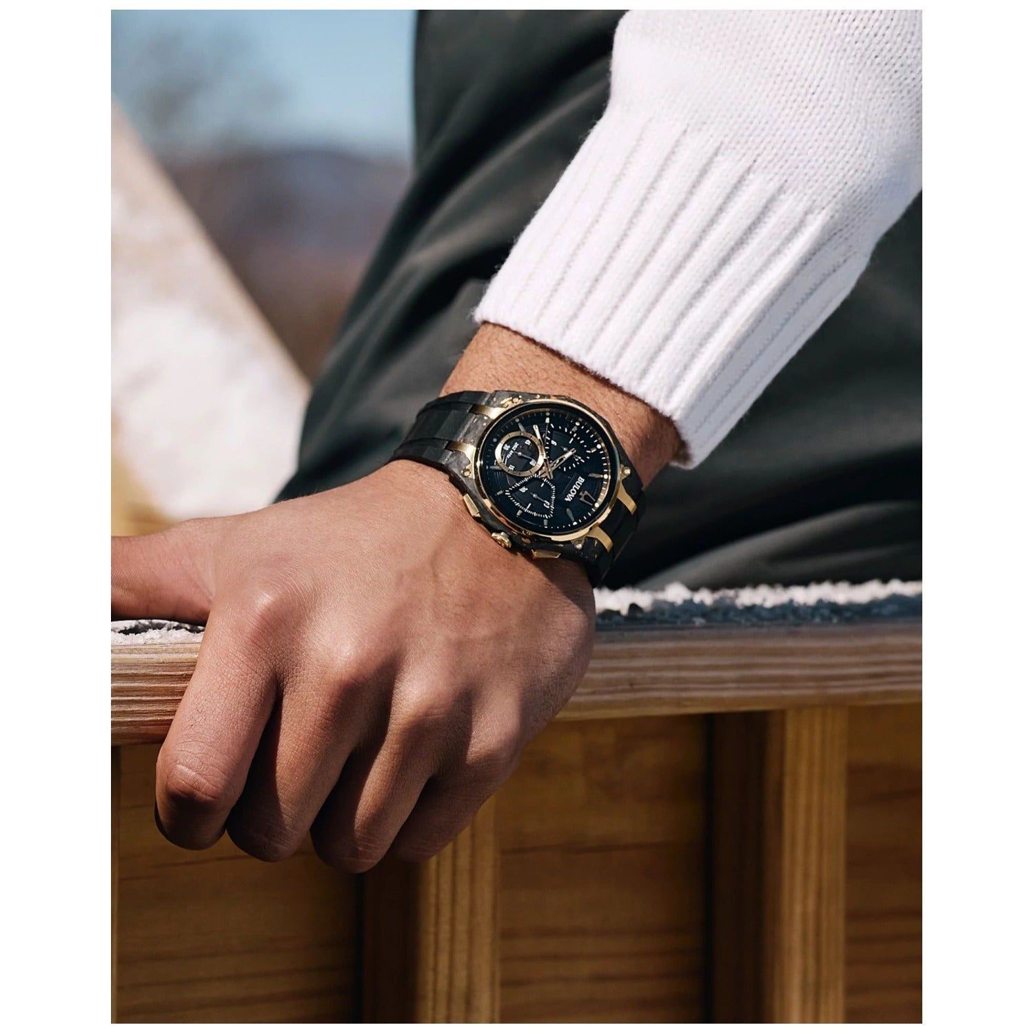 Herrenarmbanduhr Bulova am Handgelenk mit schwarzem Ziffernblatt und schwarzem Armband