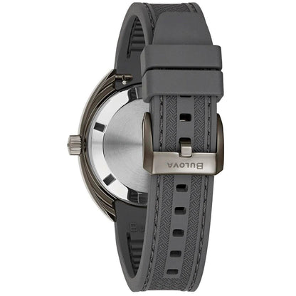 Herren-GMT-Uhr mit grauem Textilband und Schließe, sichtbare Krone und Gehäusekante