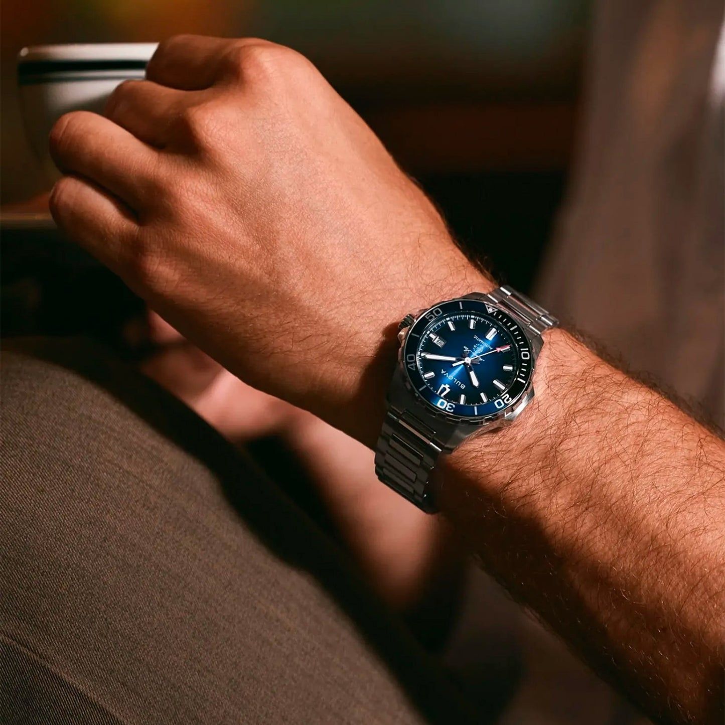 Herrenarmbanduhr am Handgelenk, blaues Zifferblatt, Edelstahlarmband