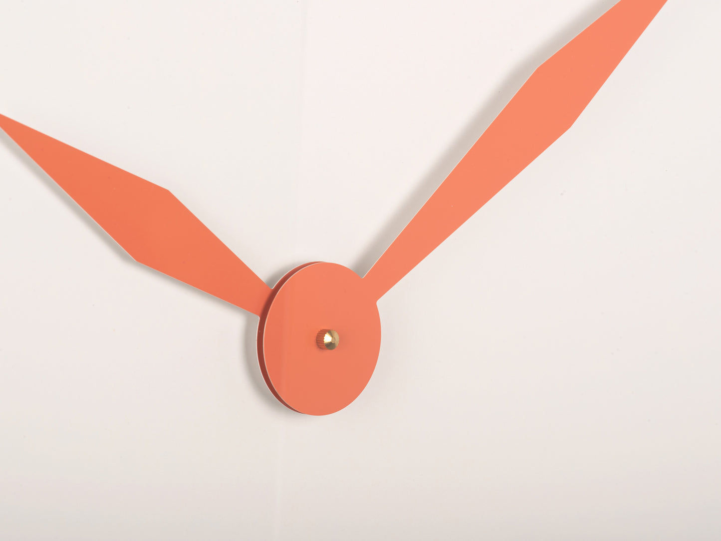 Väggklocka visare och mittdel: orange tim- och minutvisare