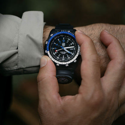 Montre bracelet pour homme au poignet avec bracelet noir et cadran bleu