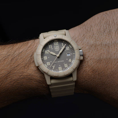 Montre homme au poignet avec bracelet en caoutchouc beige et cadran noir