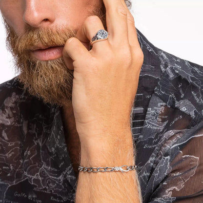 Bracelet gourmette argenté au poignet, maillons finement chaînés