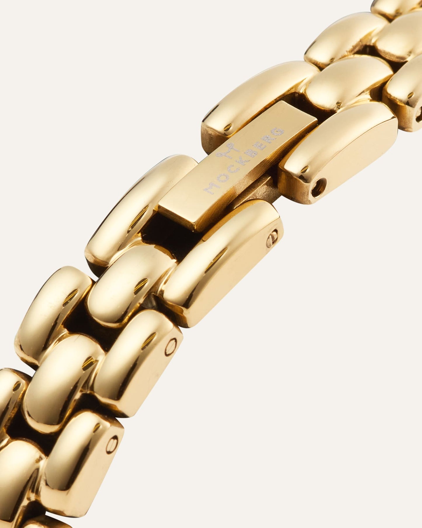 Mockberg Armbanddetail der goldfarbenen Damenarmbanduhr mit Schließe und Gliedern