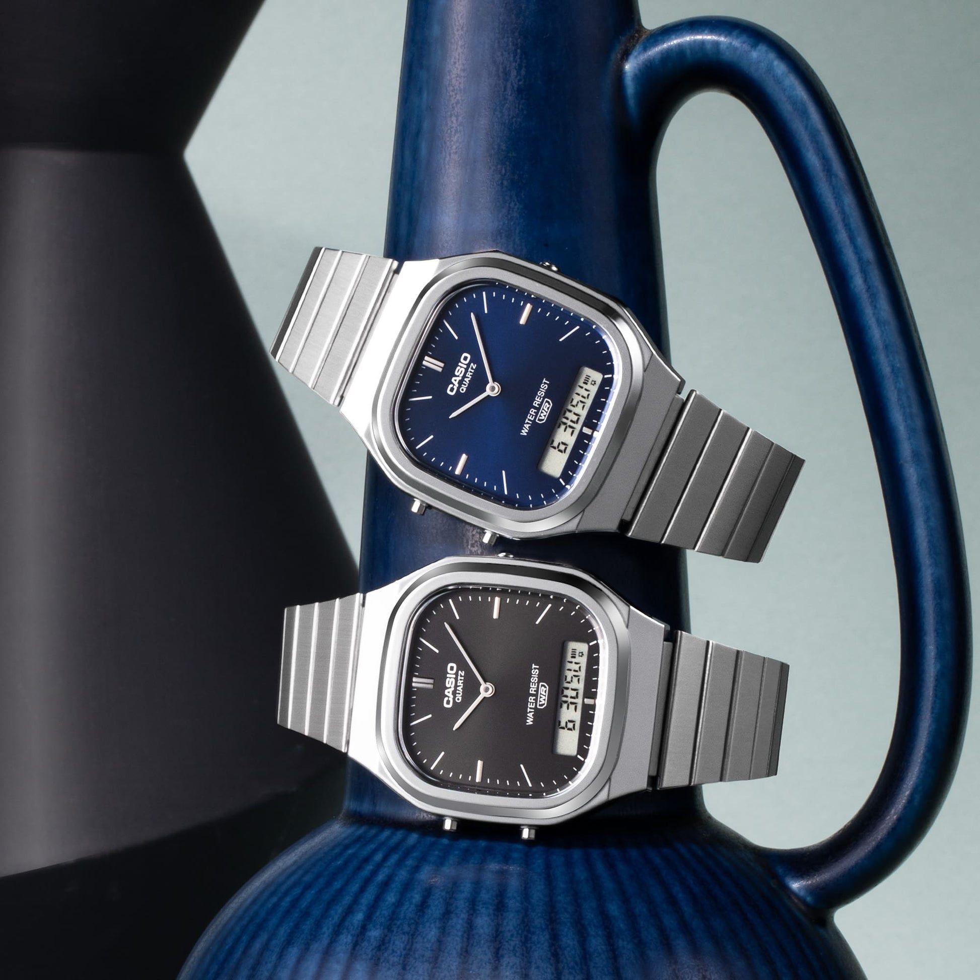 Casio Armbanduhren im Detail: blaues und schwarzes Modell mit Metallgliederband