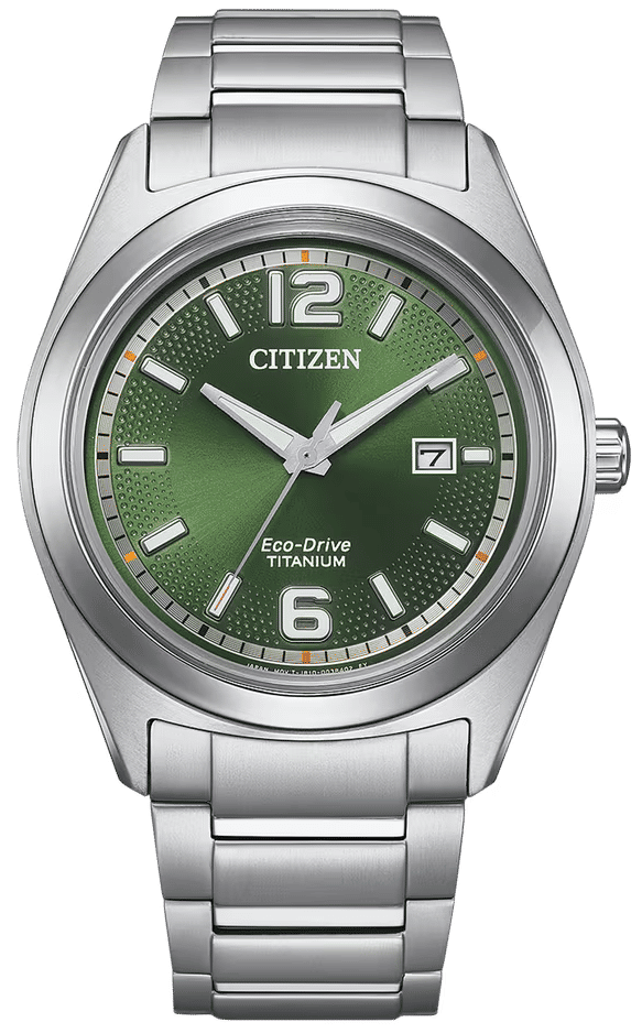 Herrenarmbanduhr Citizen mit silbernem Super-Titanium-Armband, grünem Zifferblatt und Datum bei 7
