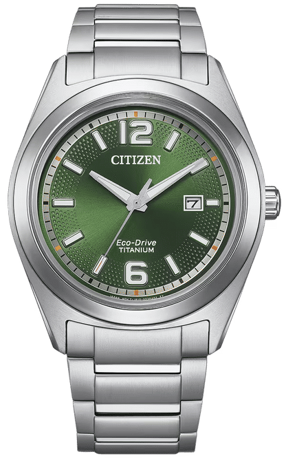 Herrenarmbanduhr Citizen mit silbernem Super-Titanium-Armband, grünem Zifferblatt und Datum bei 7