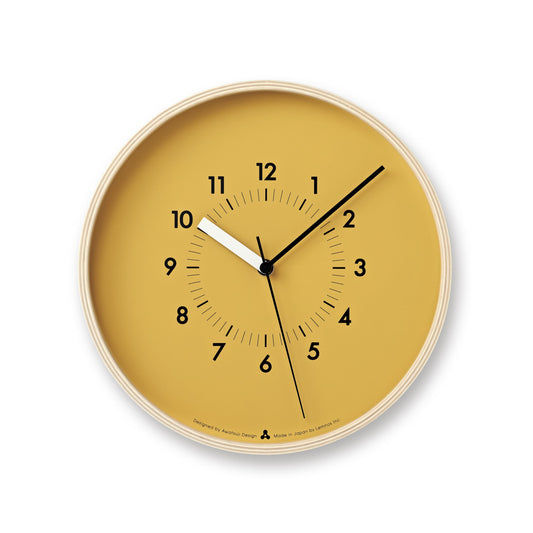 Runde Wanduhr mit orange-gelbem Zifferblatt, weißen Rand, schwarzen Zeigern und Ziffern