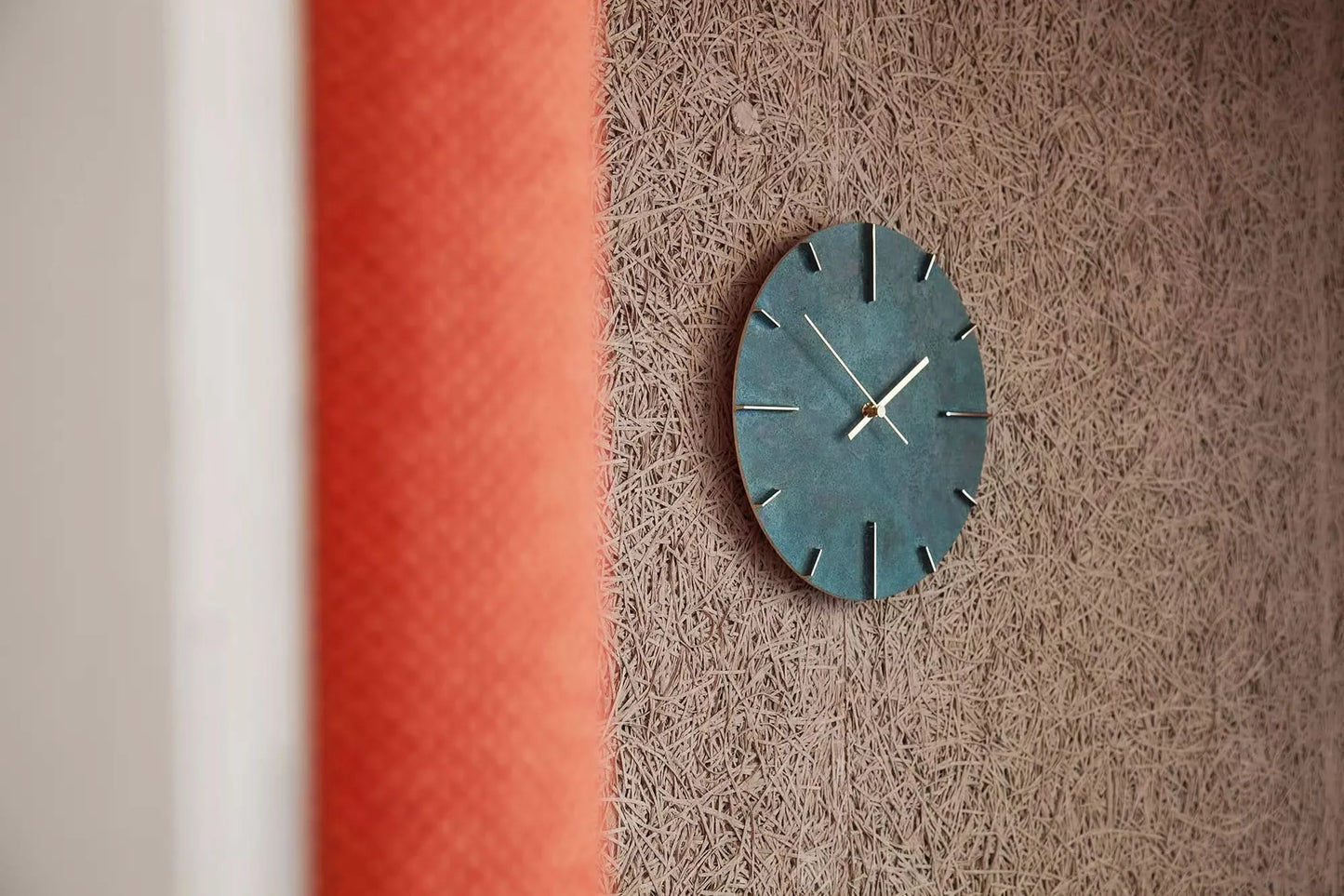 Horloge murale avec cadran ovale turquoise et aiguilles fines