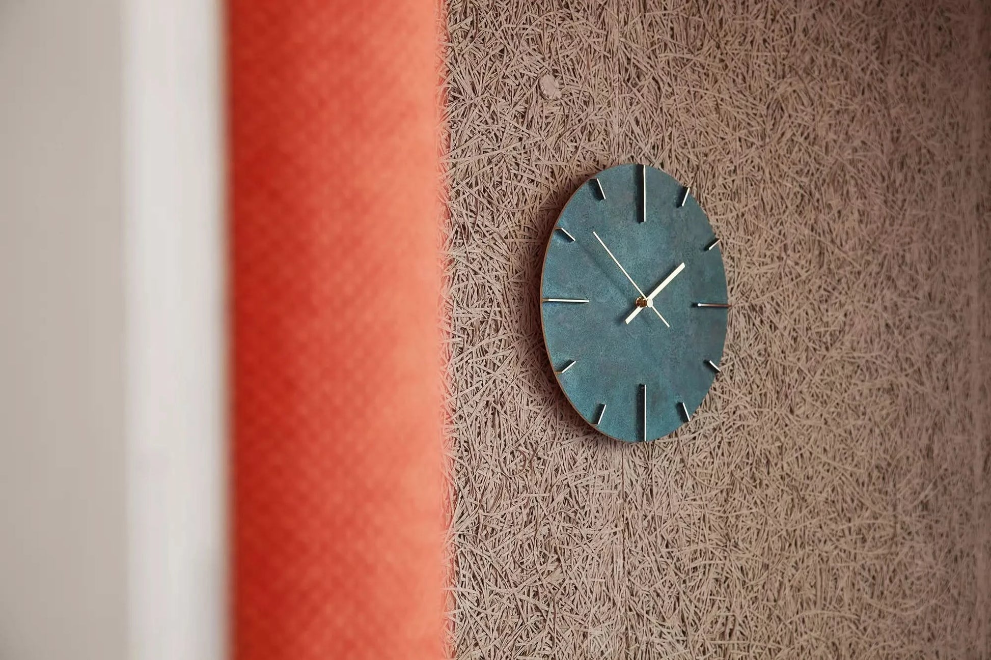 Horloge murale avec cadran ovale turquoise et aiguilles fines