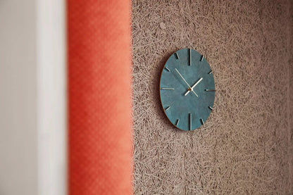 Horloge murale avec cadran ovale turquoise et aiguilles fines