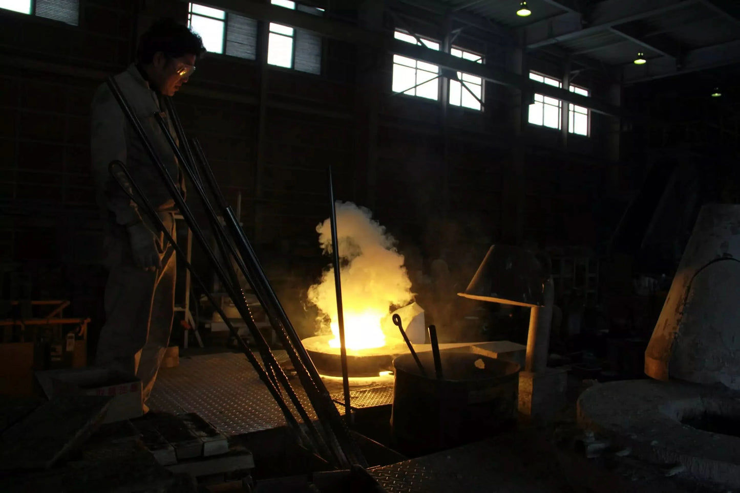 Forge avec un feu vif et des pièces à travailler en arrière-plan