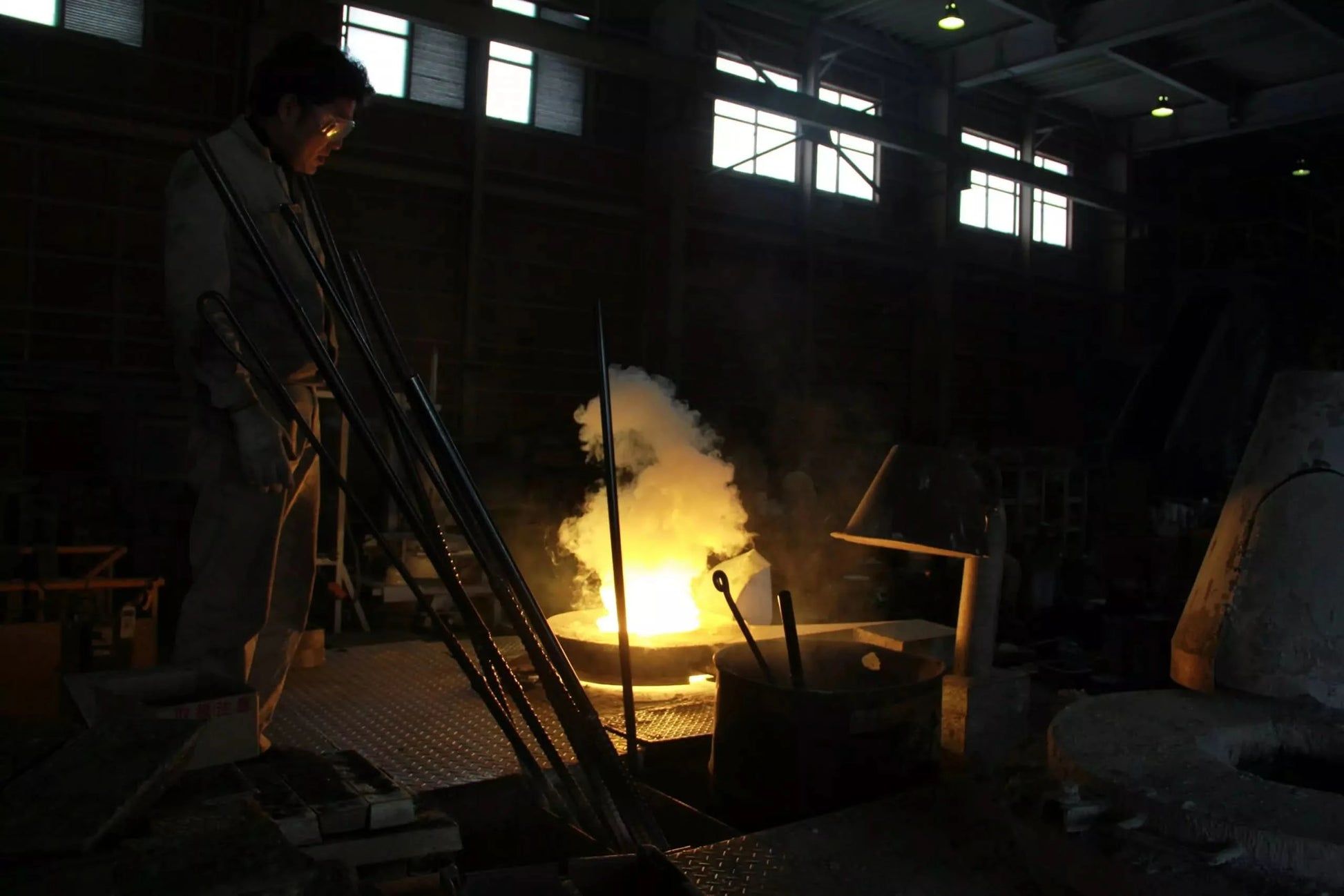 Forge avec un feu vif et des pièces à travailler en arrière-plan