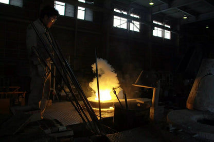 Forge avec un feu vif et des pièces à travailler en arrière-plan
