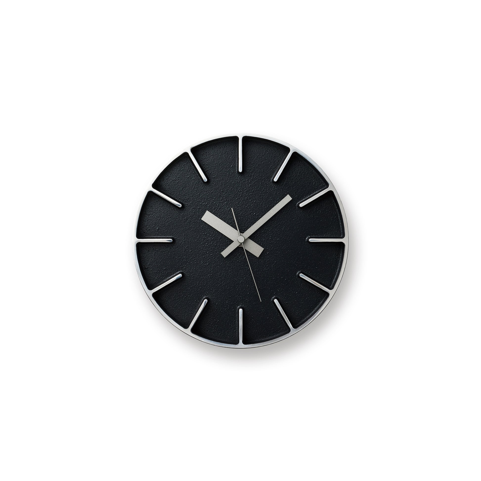 Schwarze runde Wanduhr mit weißen Stundenmarkern und silbernen Zeigern