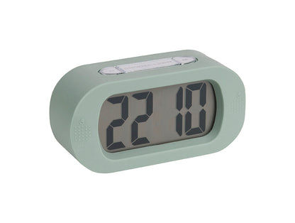 Digital väckarklocka i ljusgrönt, LED-display framifrån, tid 22:18