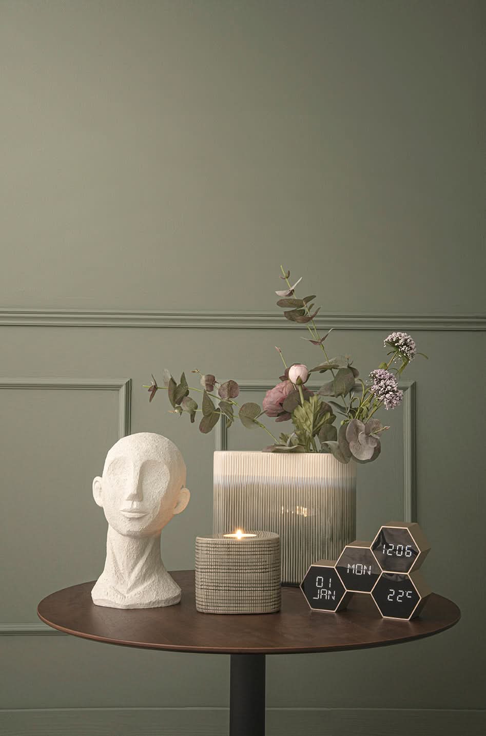 Réveil hexagonal sur plateau de table avec trois affichages numériques, couleur or antique